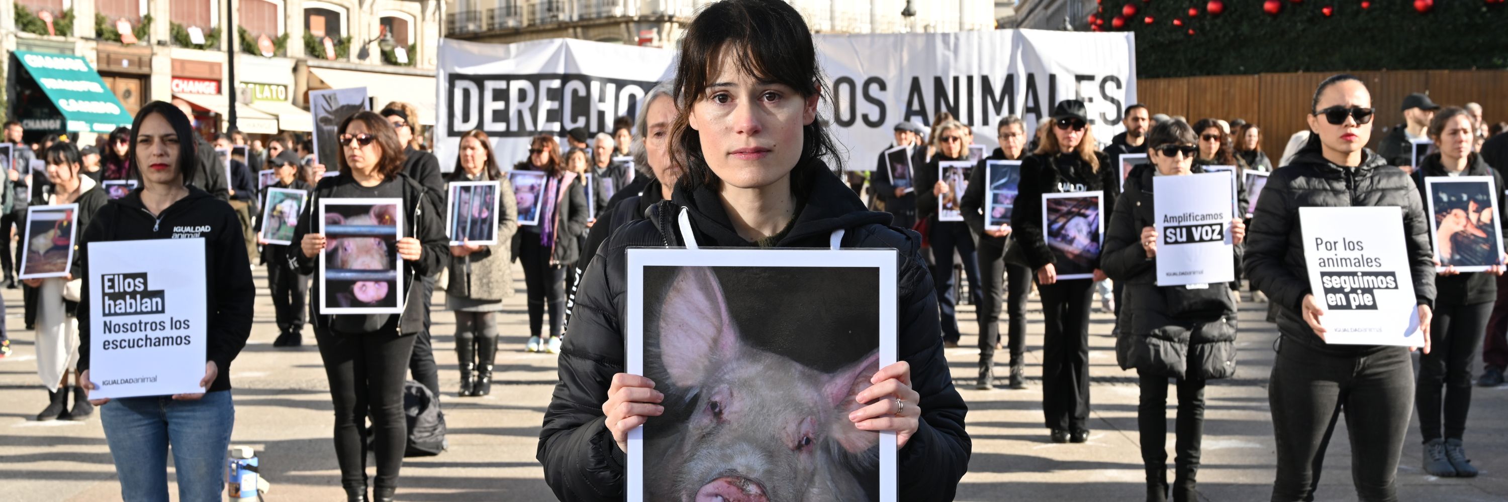 Activistas congregado en la Puerta del Sol con motivo del Día internacional de los Derechos de los Animales