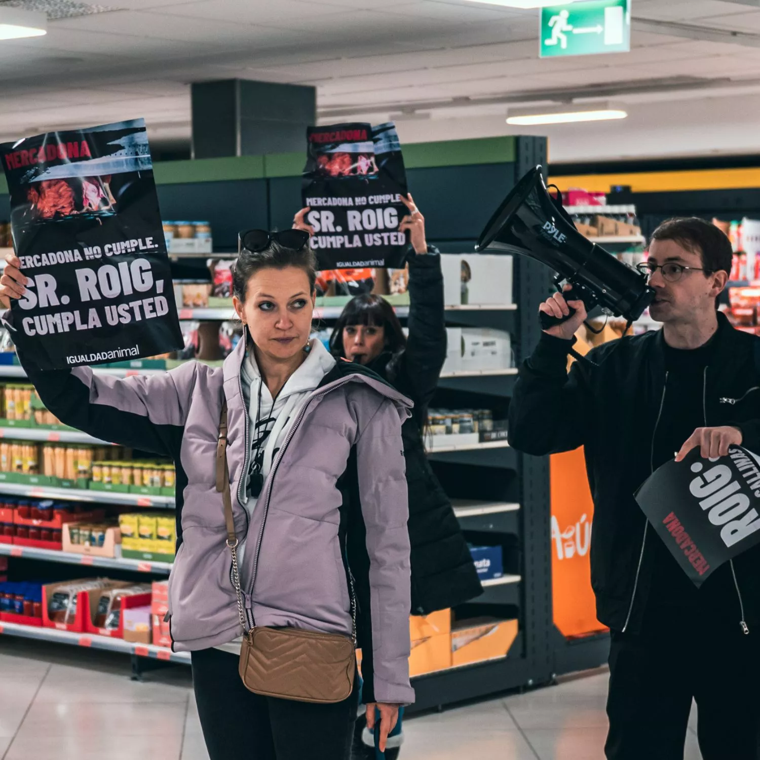 Activistas de Igualdad Animal realizan una acción informativa en un Mercadona para exigir que cumpla su compromiso de eliminar las jaulas