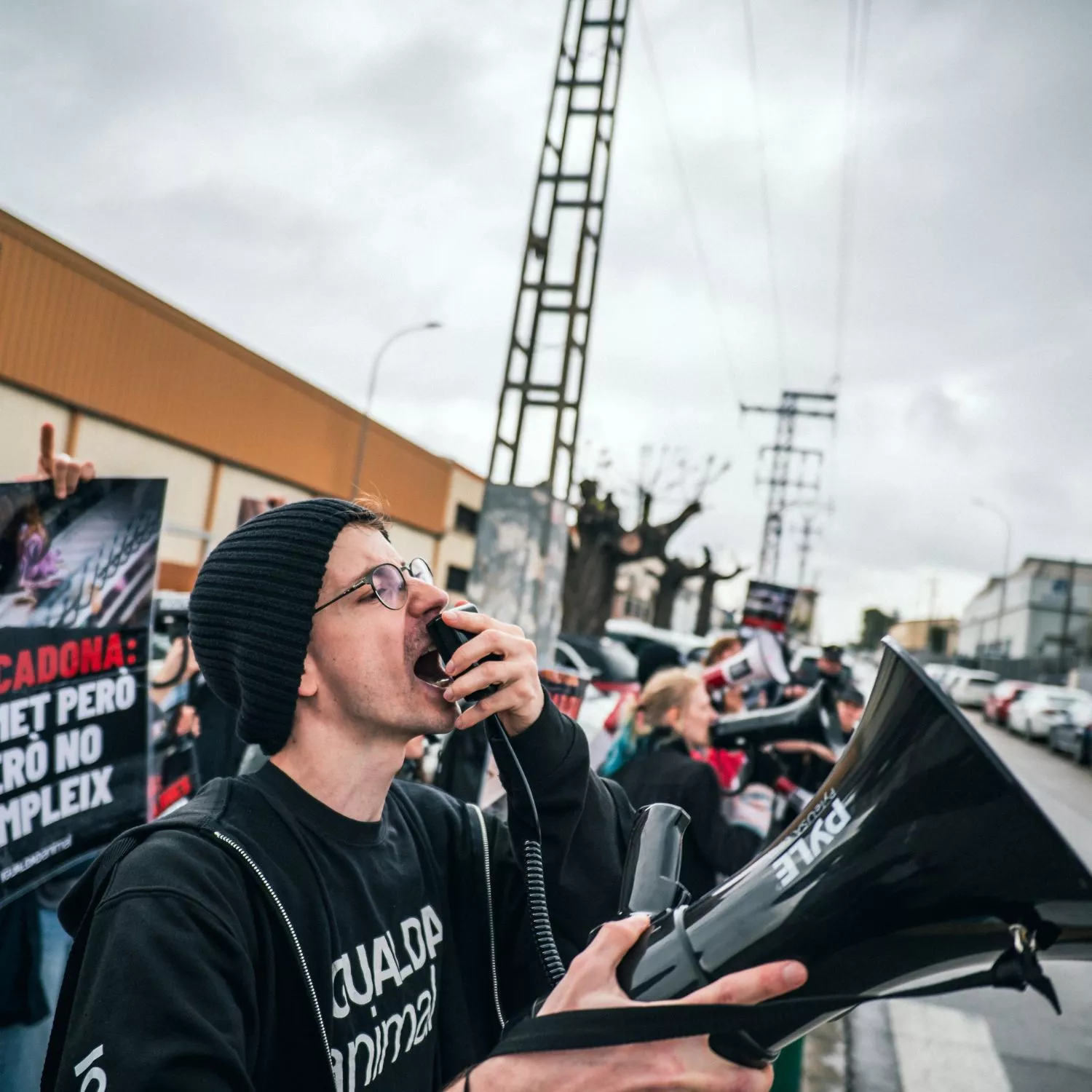 Igualdad Animal protesta durante la presentación de resultados de Mercadona