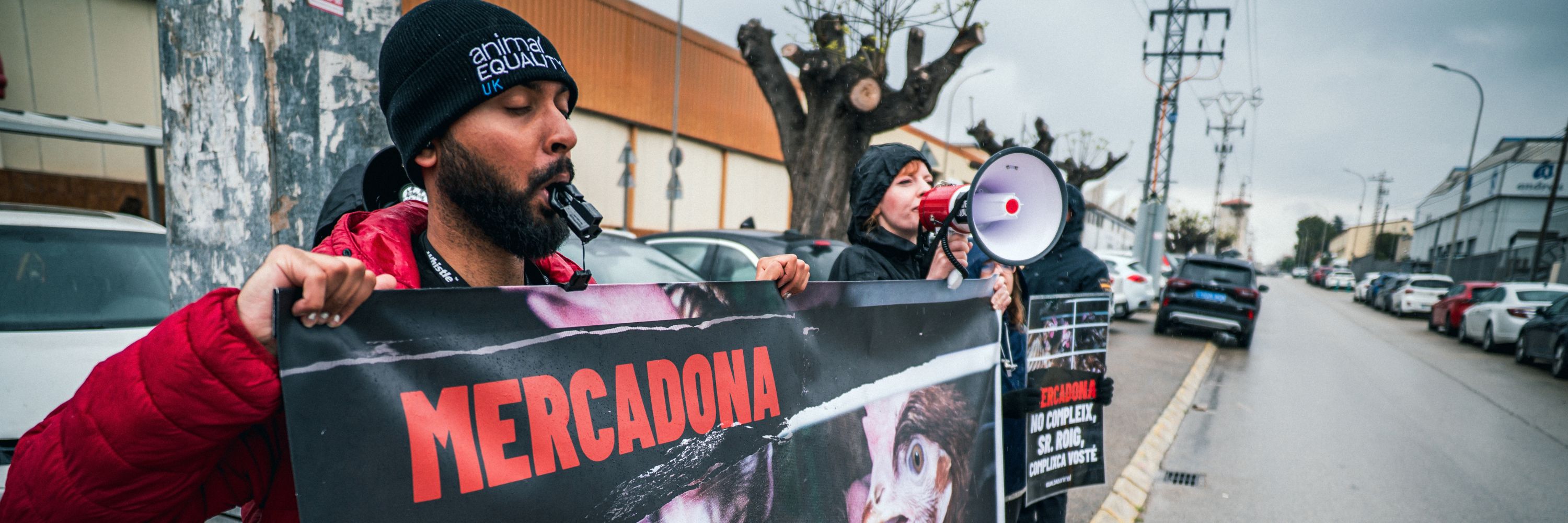 Igualdad Animal protesta durante la presentación de resultados de Mercadona