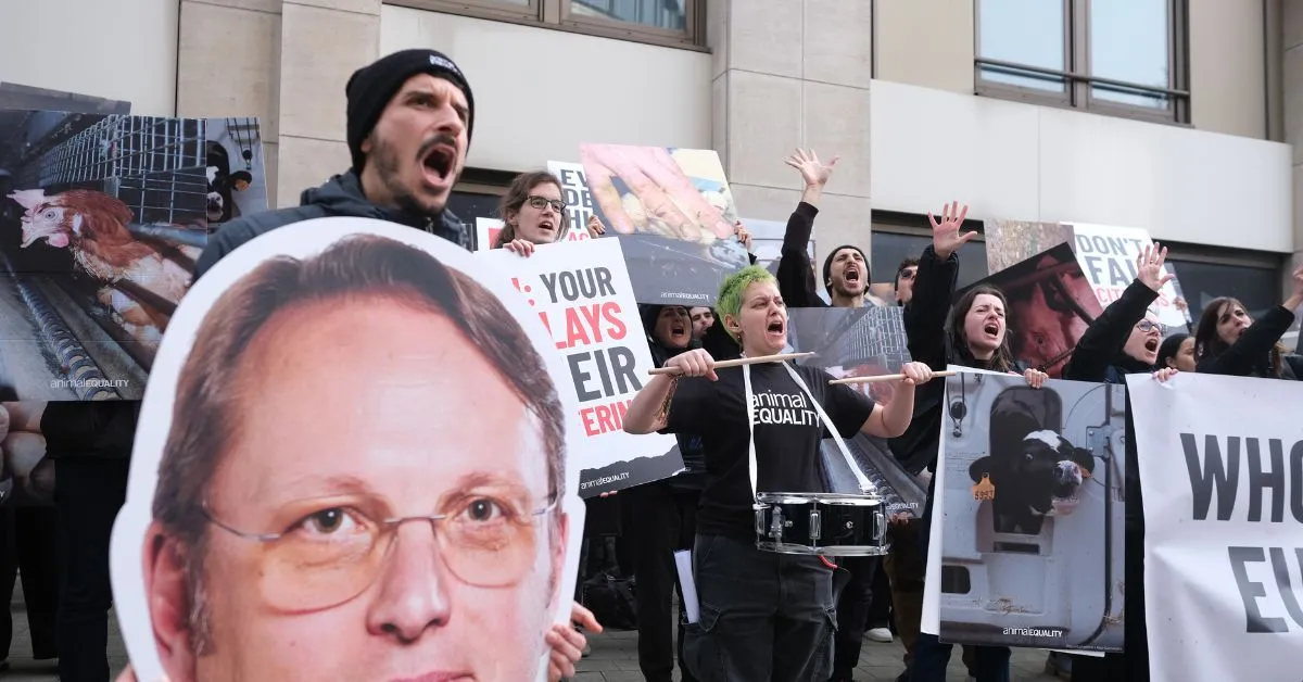 Más de 100 activistas protestan en defensa de los animales frente a la puerta del Comisionado Olivér Várhelyi