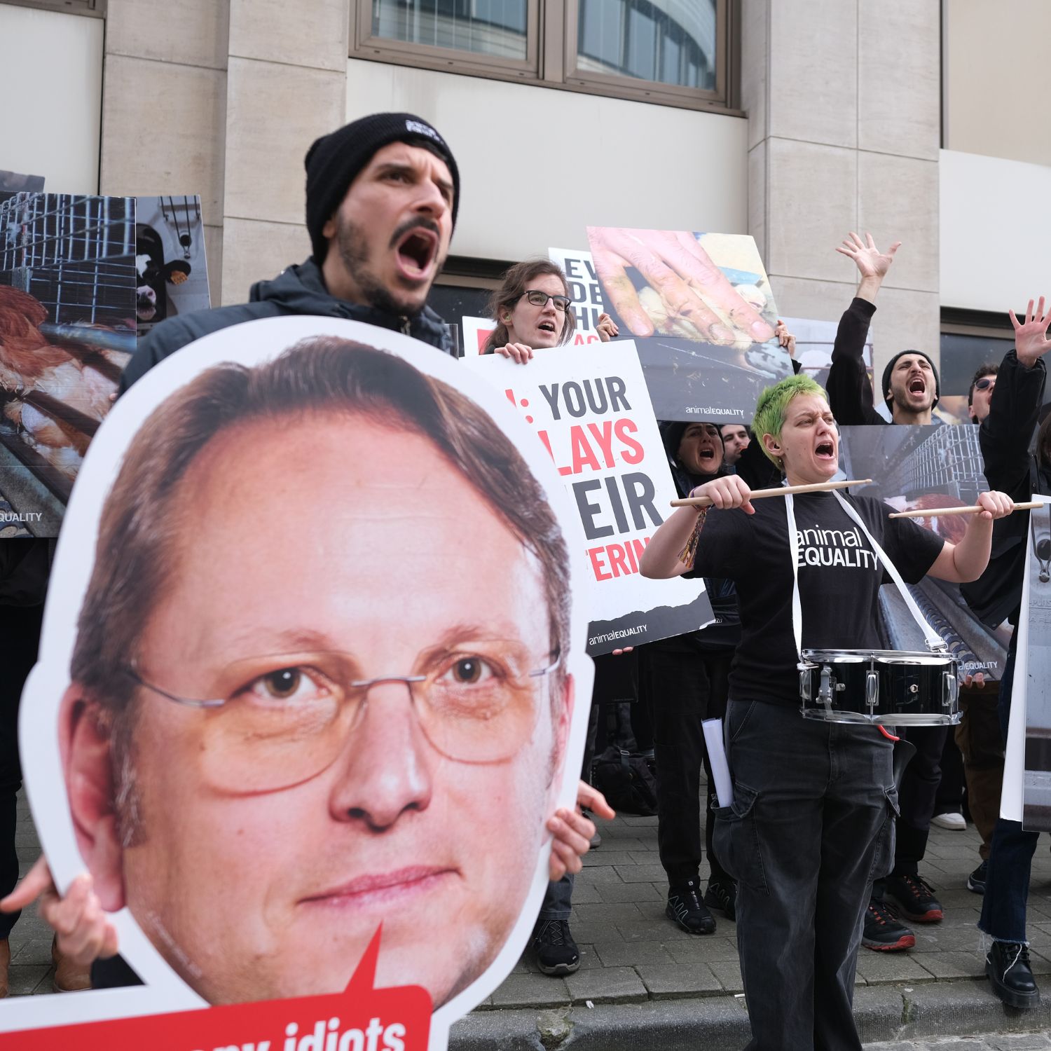 Más de 100 activistas protestan frente a la puerta del Comisionado Olivér Várhelyi