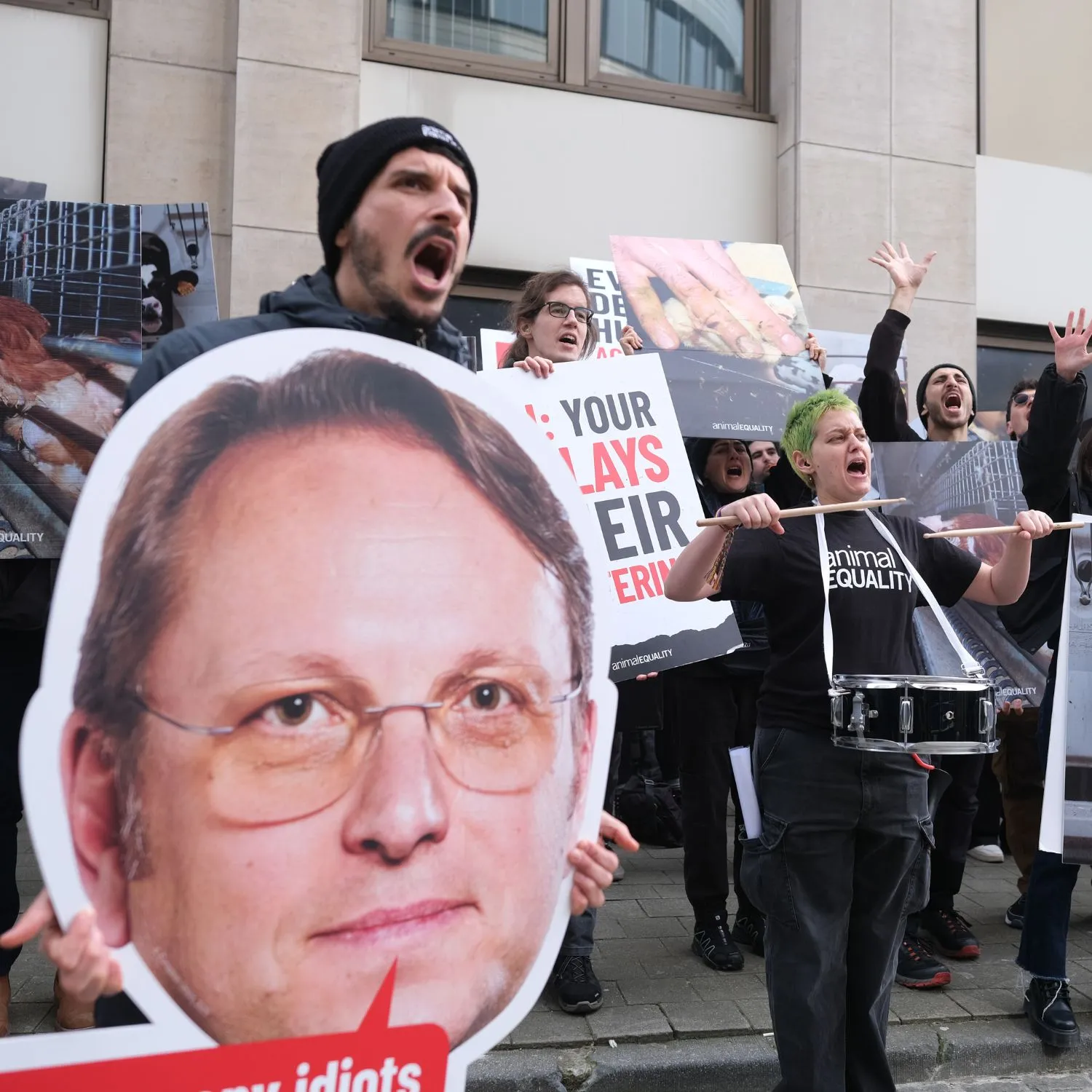 100 activistas frente a la puerta de Olivér Várhelyi, comisario de la UE para la Salud y el Bienestar Animal