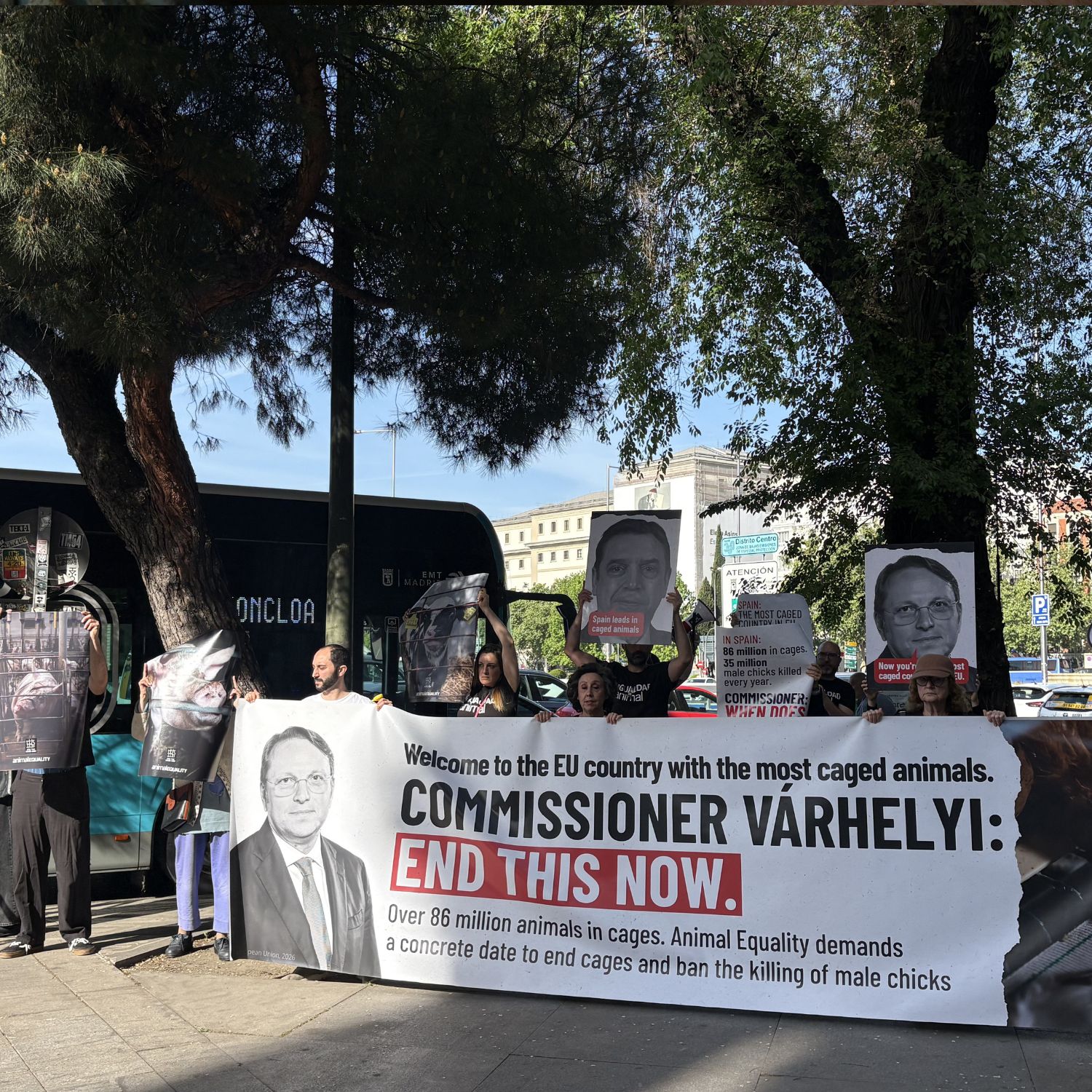 Noticia Igualdad Animal protesta ante el Ministerio de Agricultura con motivo de la visita a España del comisario de Salud y Bienestar Animal Olivér Várhelyi