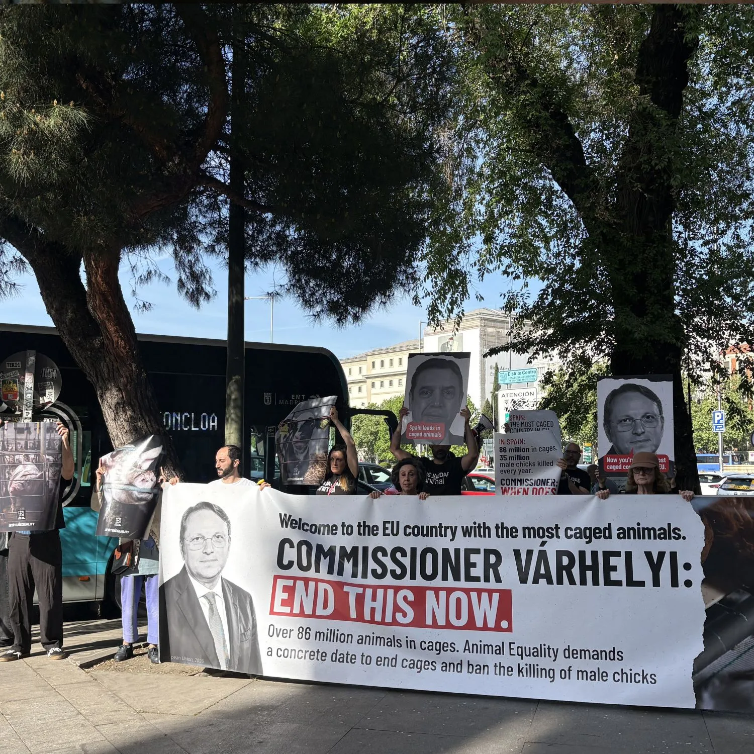 Igualdad Animal protesta ante el Ministerio de Agricultura con motivo de la visita a España del comisario Olivér Várhelyi