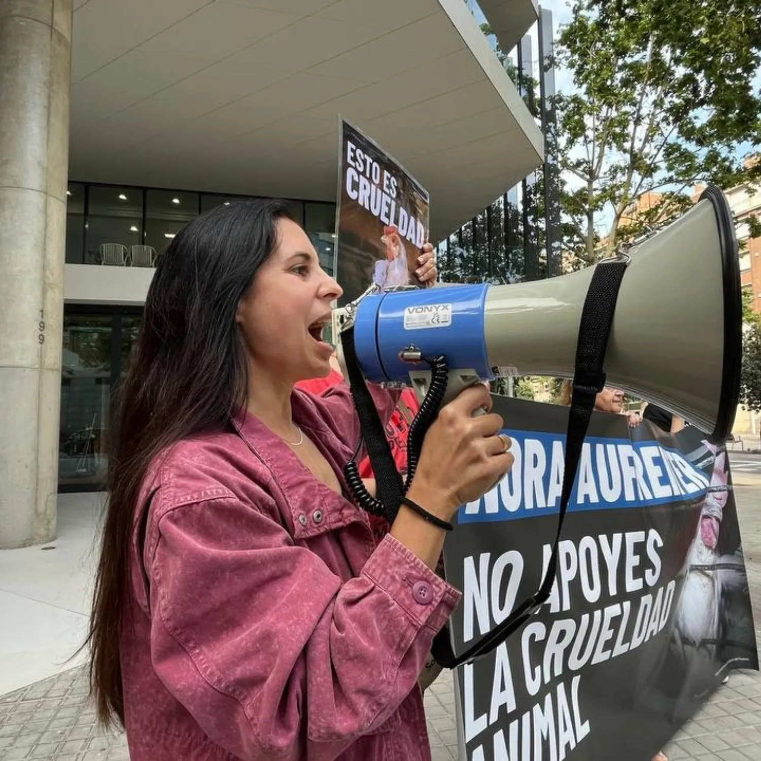 Activistas vuelven a protestar frente a Mytheresa