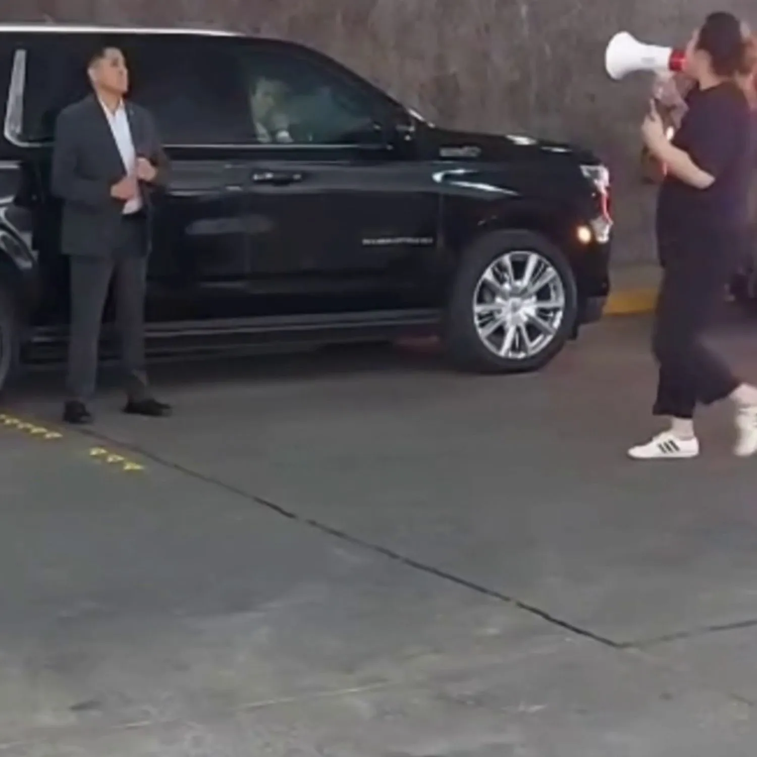 Ursula von der Leyen confrontada por activistas de Igualdad Animal en México