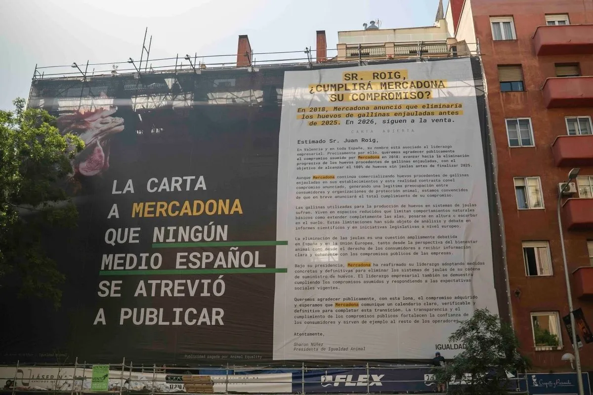Lona gigante pide a Mercadona que elimine las jaulas para gallinas 1