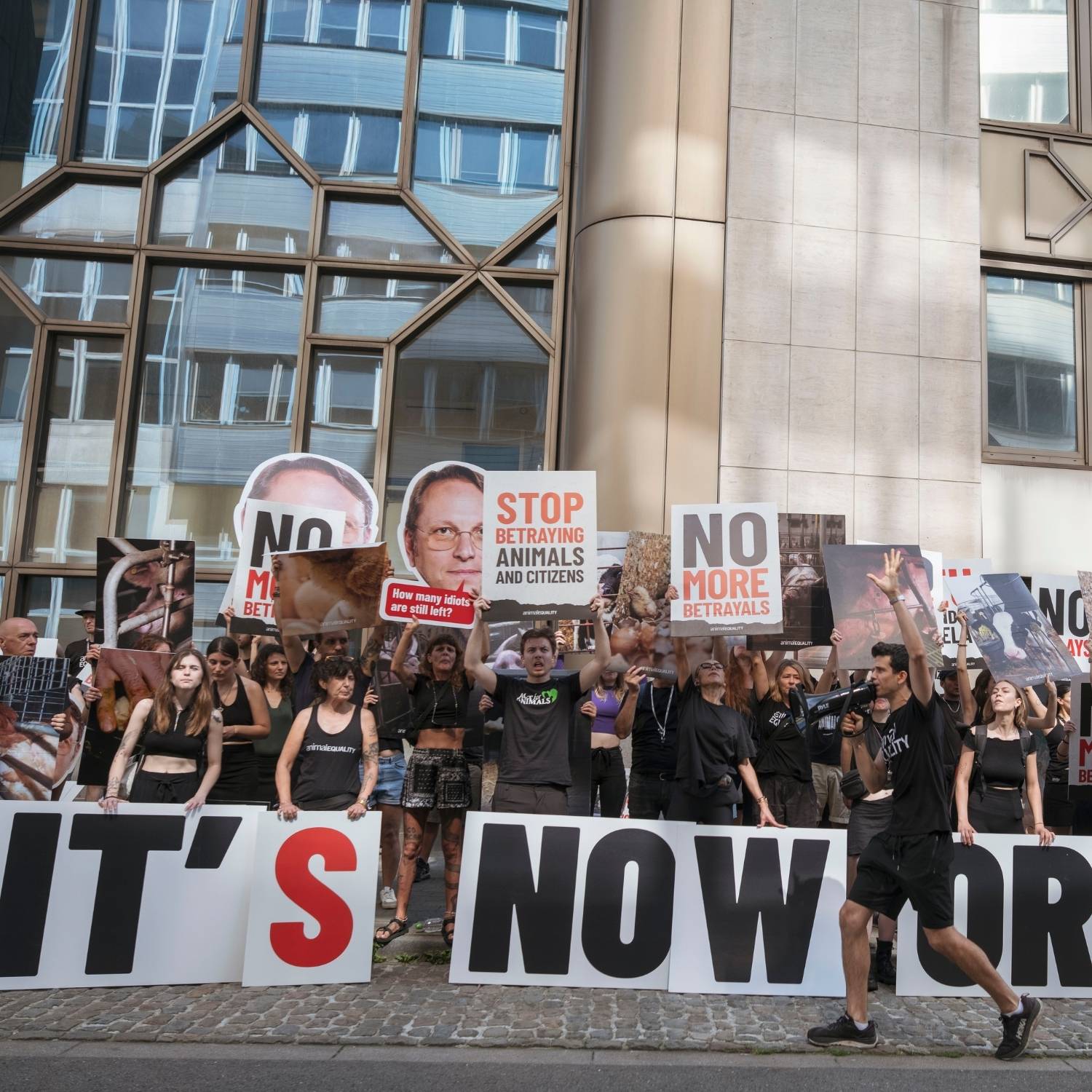 Más de 170 activistas protestan con pancartas y megáfonos en Bruselas por los animales.