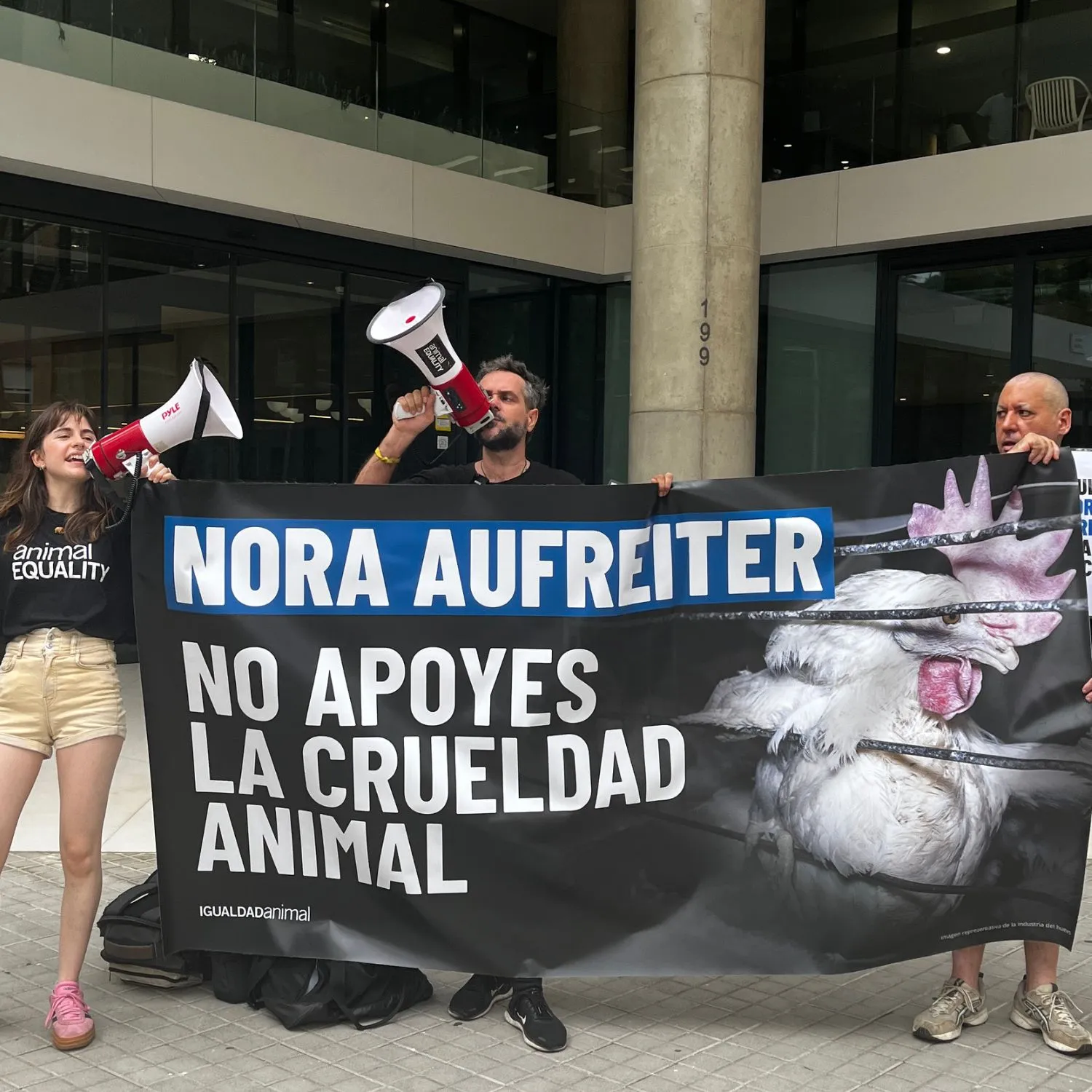 Nueva protesta de Igualdad Animal frente a Mytheresa en Barcelona 1 Nueva protesta de Igualdad Animal frente a Mytheresa en Barcelona