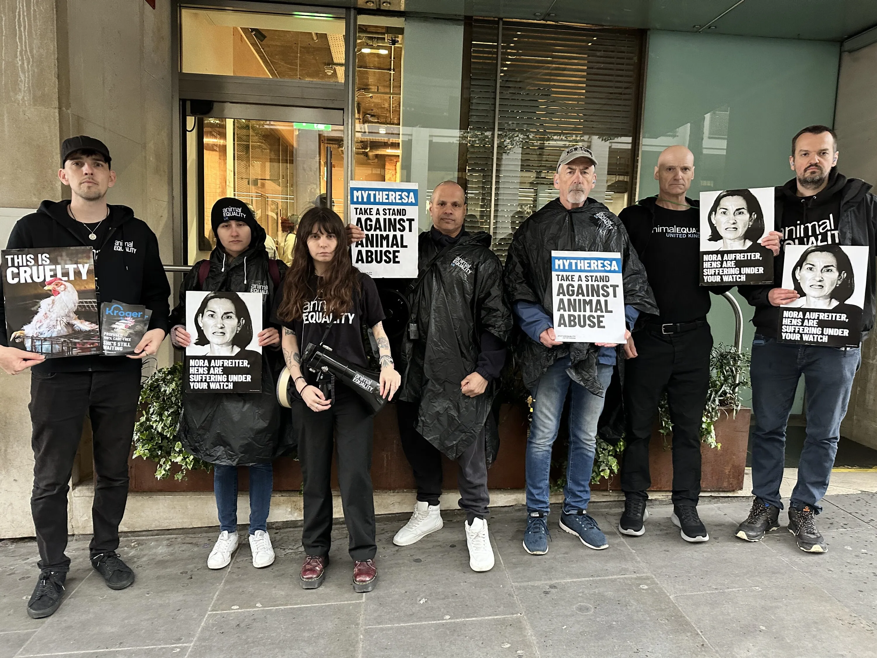 Nueva protesta de Igualdad Animal frente a Mytheresa en Barcelona 1 Noticia nueva protesta Mytheresa Barcelona