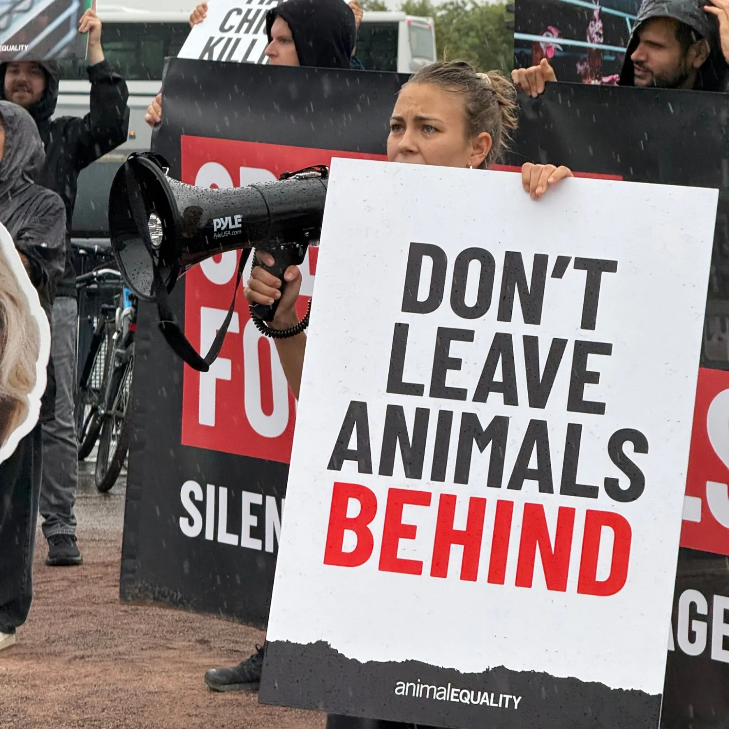 Von der Leyen ignora a los animales y a las personas que alzaban la voz por ellos frente al Parlamento 1 Von der Leyen ignora a los animales y a las personas que alzaban la voz por ellos frente al Parlamento