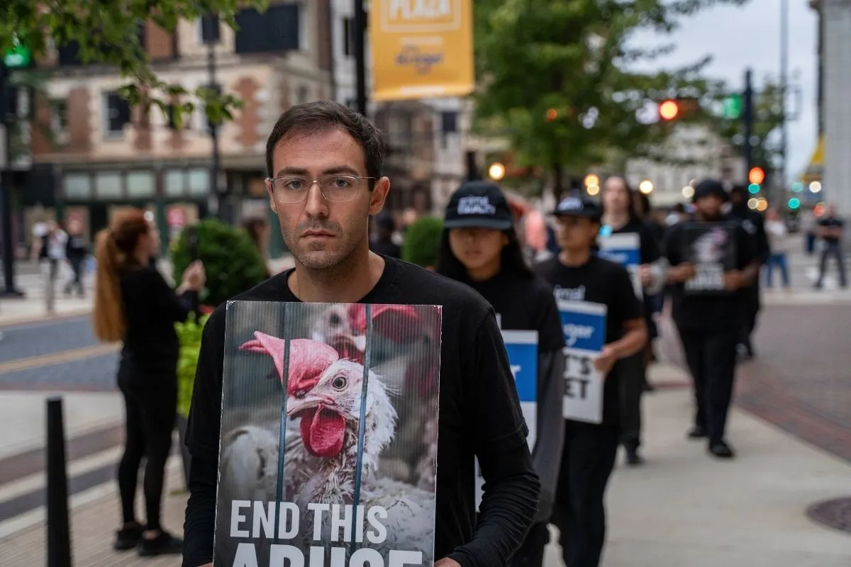 9 activistas de Igualdad Animal detenidos tras encadenarse frente a la multinacional Kroger 2 Noticia activistas de Igualdad Animal detenidos tras encadenarse frente a Kroger