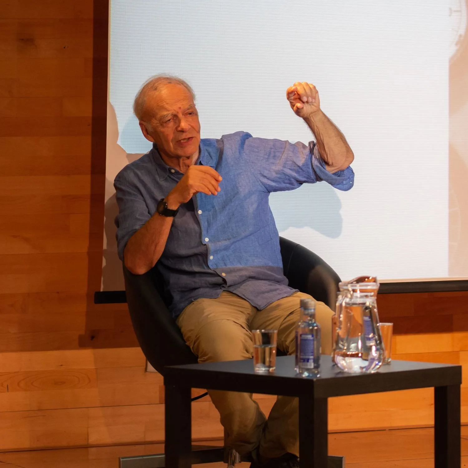 Peter Singer anima a apoyar a Igualdad Animal para acabar con el sufrimiento de los animales